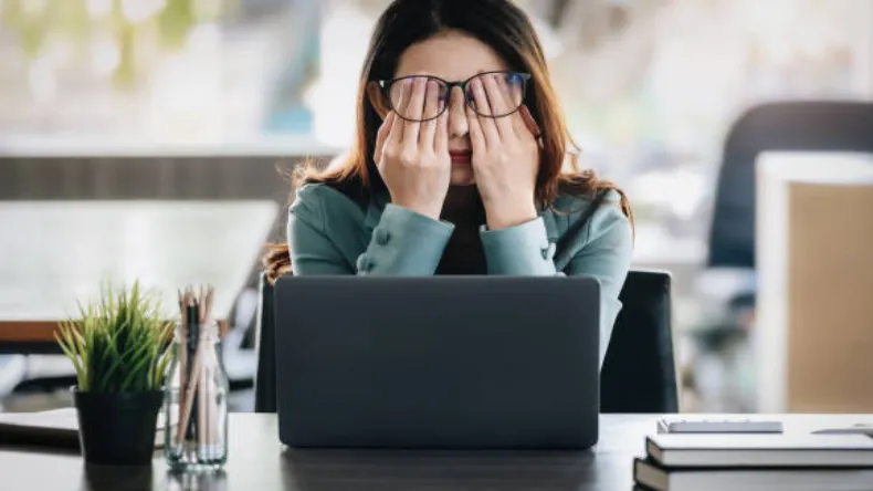 कंपनी नहीं दे रही सैलरी, डिप्रेशन में जा रहे हैं आप ? ऐसे निकलवाए पैसा