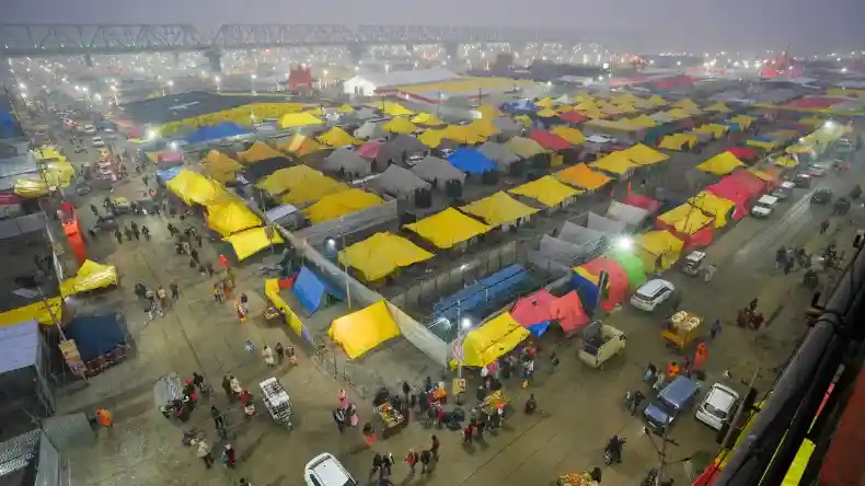 Mahakumbh 2025: प्रयागराज में रैन बसेरे, होटल सब फुल, अब सड़कों पर डेरा डाल रहे लोग