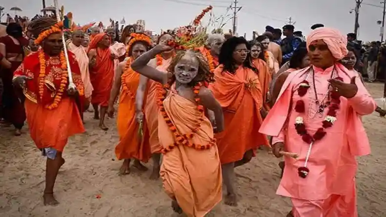 महाकुंभ के तीसरे दिन श्रद्धालुओं की कतार, जानें कौन होती है नागिन साध्वियां?