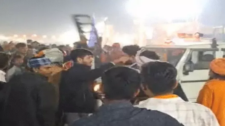 हे भगवान! महाकुंभ में तांडव करने लगे हिंदू, SDM की गाड़ी तोड़ डाली, अब क्या होगा…