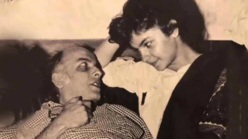 अपनी बेटी के होठों को सरेआम चूमता है यह बॉलीवुड डायरेक्टर, हॉटनेस देखकर बनाना चाहता था उसे बीबी