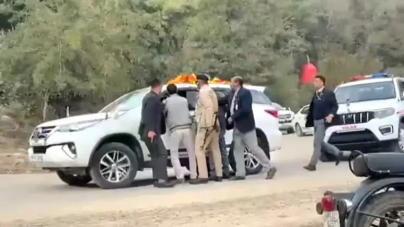 CM सुक्खू की सुरक्षा में चूक, अचानक काफिले में घुसा युवक, दौड़ पड़े सुरक्षाकर्मी फिर…