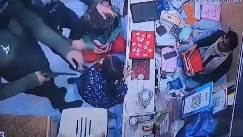 एक हाथ में बंदूक और दूसरे के पास चाकू, ज्वैलर्स की दुकान पर नकाबपोश बदमाशों ने की लूट
