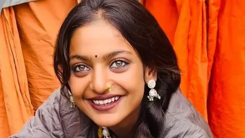 ‘मोनालिसा’ इस चीज को दिखाने के बाद हुई वायरल, महाकुंभ छोड़ने पर हुई मजबूर, जाने यहां वजह