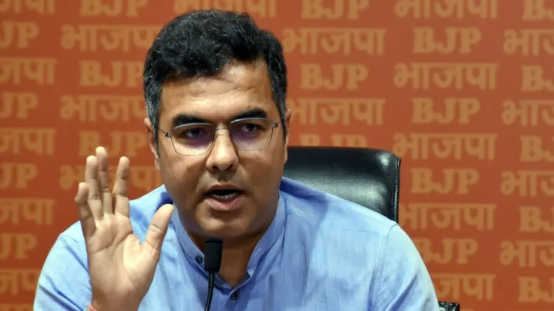 BJP उम्मीदवार प्रवेश वर्मा की बढ़ी मुश्किलें, जूते बांटने के आरोप में FIR