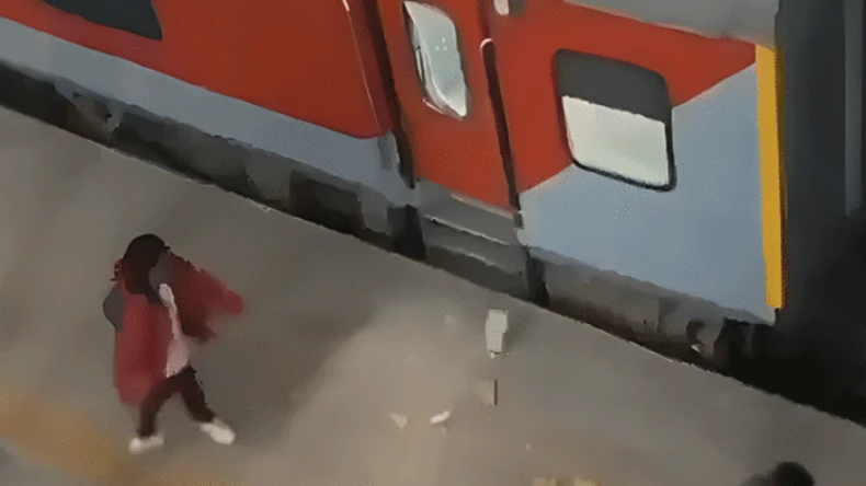 Video: सनातनियों को लेकर महाकुंभ जा रही थी ट्रेन, भीड़ ने अचानक बरसा दिए पत्थर, मची-चीख पुकार