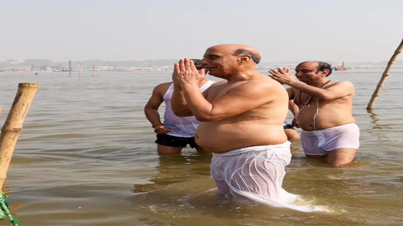 वैदिक मंत्रोच्चार के बीच हाथ जोड़कर खड़े रहे रक्षामंत्री, राजनाथ सिंह ने इस अंदाज में लगाई संगम में डुबकी