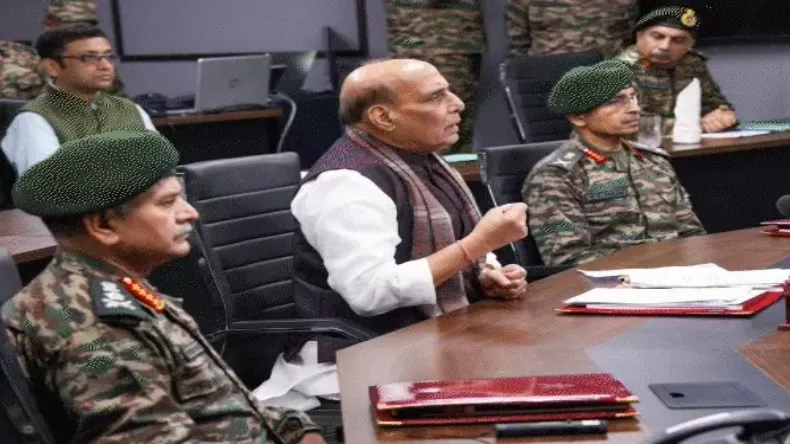 बीच महाकुंभ में सेना के अफसरों के साथ मीटिंग करेंगे राजनाथ सिंह, संगम में तेजस तैनात