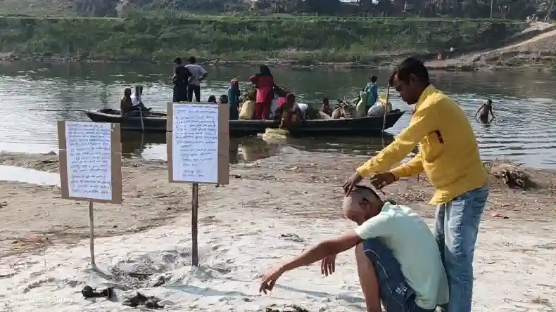 पुल नहीं तो बाल नहीं… प्रदर्शन करने के लिए युवाओं ने मुंडवाया अपना सिर, नाराज लोगों ने रखी ये मांग