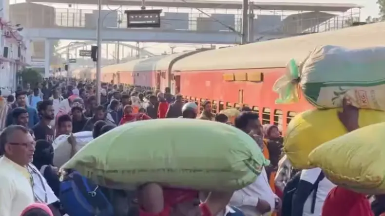 संगम नगरी जाने के लिए सासाराम रेलवे स्टेशन पर उमड़ी श्रद्धालुओं की भारी भीड़, रेलवे प्रशासन के दावे फैल