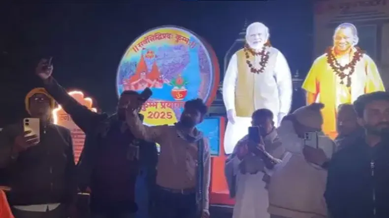 महाकुंभ में लोगों को आकर्षित कर रहा “राम सेल्फी प्वाइंट”, PM मोदी- योगी संग सेल्फी ले रहे श्रद्धालु