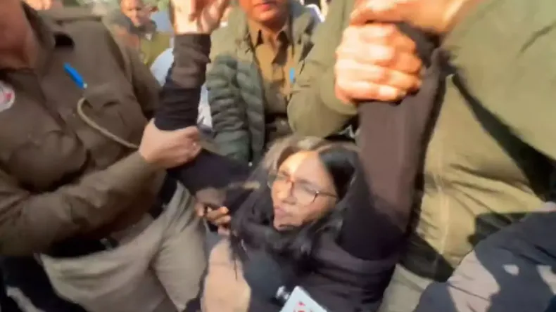 केजरीवाल के घर कचरा फेंकने गई थी स्वाति मालीवाल, घसीटकर थाने ले गई दिल्ली पुलिस