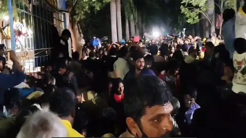 Andhra Pradesh: तिरुपति मंदिर में मची भगदड़, 6 श्रद्धालुओं की मौत, कई की हालत गंभीर