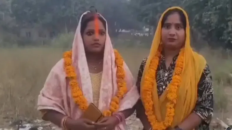 पति को छोड़कर दो महिला ने रचाई शादी, मंदिर में लिए सात फेरे, देखें वीडियो