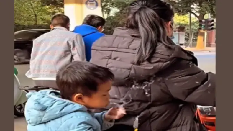मां के पीछे स्कूटी पर बैठा बच्चा करने लगा ऐसी हरकत, यूजर्स हंस-हंस कर हुए लोटपोट