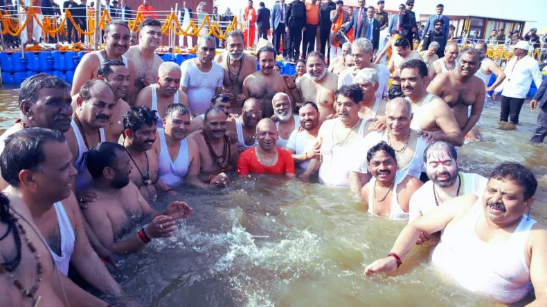 मां गंगा की गोद में बच्चा बन गए योगी बाबा, मंत्रियों के साथ की ऐसी शरारत Video देखकर हर कोई हैरान