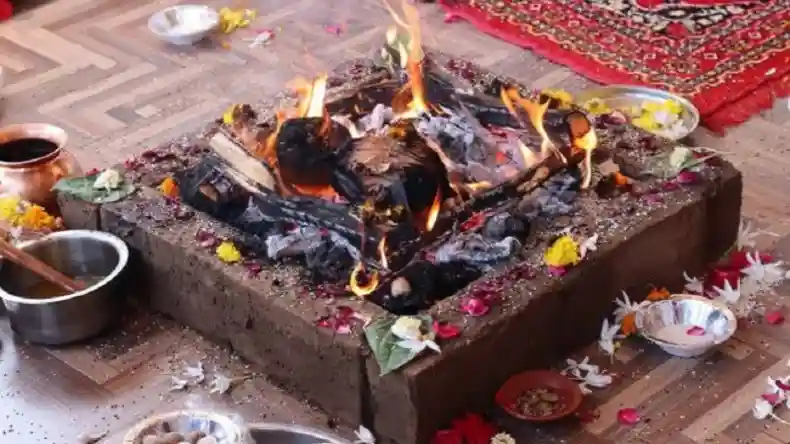 हवन की बची राख के फायदे जानकर हो जाएंगे हैरान, बुरी शक्तियों के नाश से लेकर धन वृद्धि में करेगी मदद