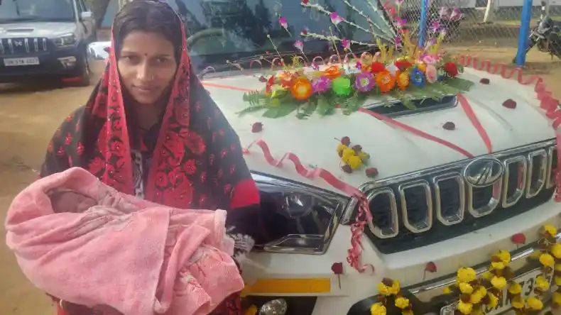 बेटा नहीं बेटी हुई है…घर में 45 साल बाद हुआ लक्ष्मी का जन्म, परिवार ने इस तरह शाही अंदाज में निकाली शोभायात्रा