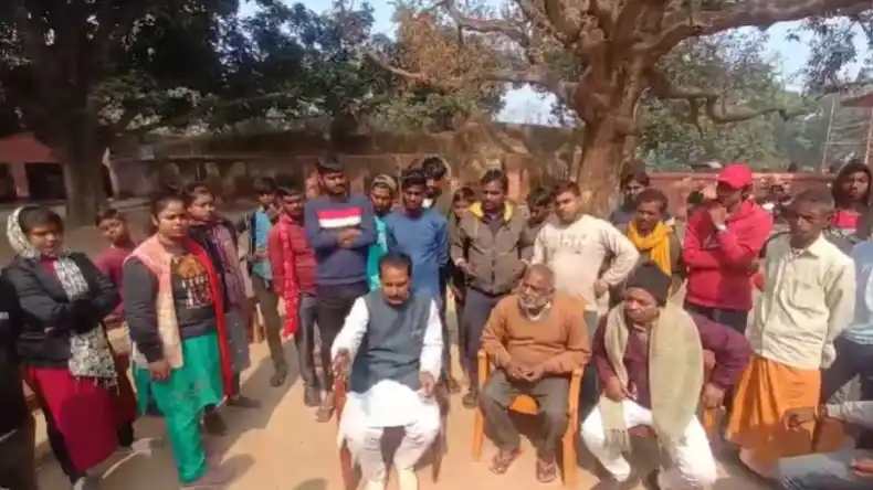 जलेबी नहीं मिली तो हेडमास्टर का किया ऐसा हाल, गणतंत्र दिवस पर ग्रामीणों ने किया स्कूल में घेराव