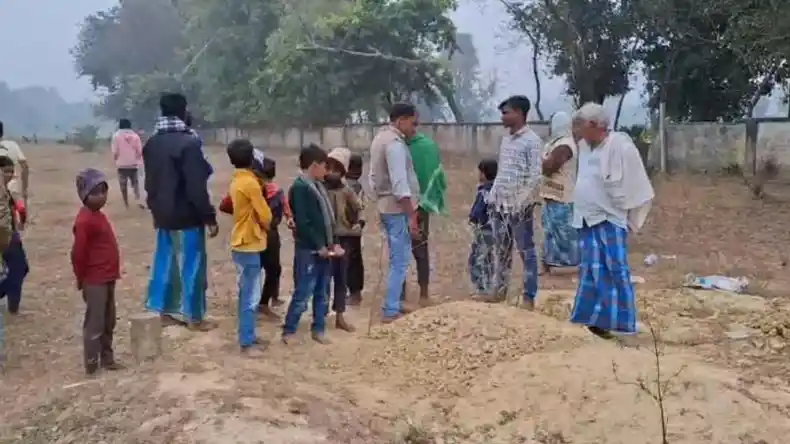 अब मुर्दे भी नहीं सुरक्षित…कब्रों में कटे मिले लाशों के सिर, नरमुंडों के गायब होने से गांव में दहशत