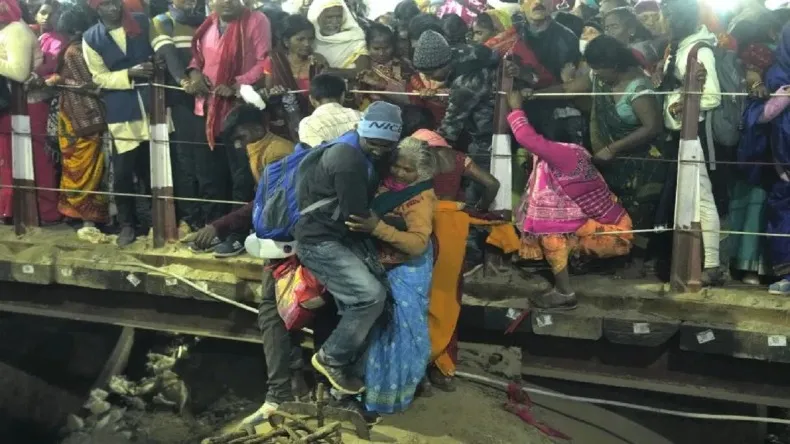 आधे घंटे दबा था, मेरी पत्नी-मां की हुई मौत… महाकुंभ भगदड़ में फंसे श्रद्धालुओं ने बयां किया खौफनाक मंजर