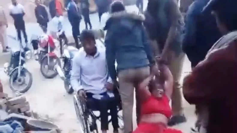व्हील चेयर पर था विकलांग बेटा, सरेआम मां को घसीटने लगी पुलिस, जवानों की क्रूरता सुन रह जाएंगे हैरान