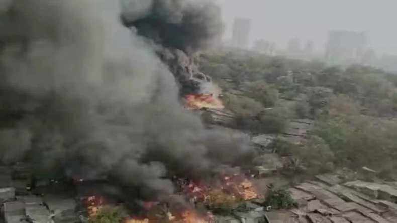 मुंबई के मलाड ईस्ट में लगी भीषण आग ने मचाया कोहराम, 100 गोदाम जलकर हुए राख