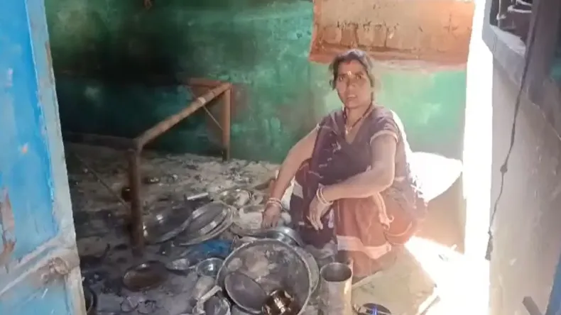 नरक से भी बदतर की जिंदगी-जला दिया आशियाना, बेटे ने किया बूढ़े मां-बाप को मरने के लिए मजबूर, जाने सच्चाई