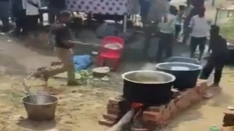 ऐसा महापाप! महाकुंभ में श्रद्धालुओं के लिए बन रहे भोजन में पुलिस इंस्पेक्टर ने डाला बालू, वीडियो वायरल