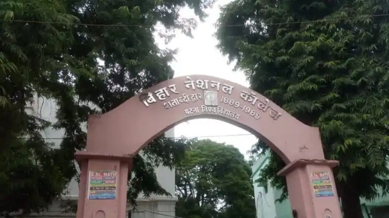 हॉस्टल में चोरी-छिपे हो रहा था ये कांड, 5 छात्र अरेस्ट, गिड़गिड़ाने लगे, हमें छोड़ दीजिए सर…