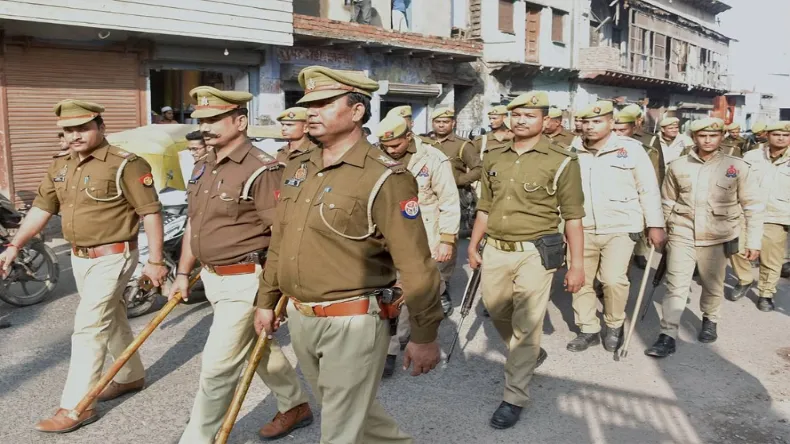 संगम की रेती पर कठोर तपस्या में लीन IAS-IPS, बड़े-बड़े आला अफ़सर गंगा के पानी से बना रहे खाना