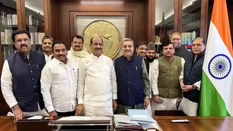 फोन पर बात करते ही किया सस्पेंड, JPC बैठक में हंगामे को लेकर विपक्षी सांसदों ने स्पीकर को लिखा पत्र