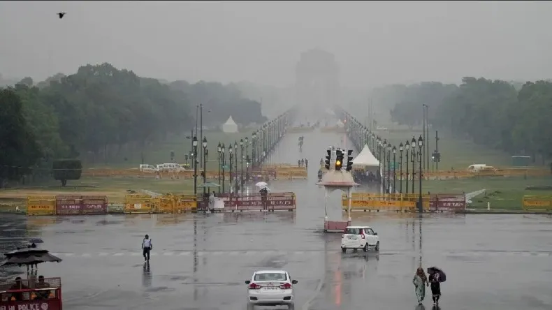 दिल्ली NCR में ठंड से फिर कांपेंगे लोग, तमिलनाडु-केरल समेत इन राज्यों में बारिश का खतरा, IMD का अलर्ट