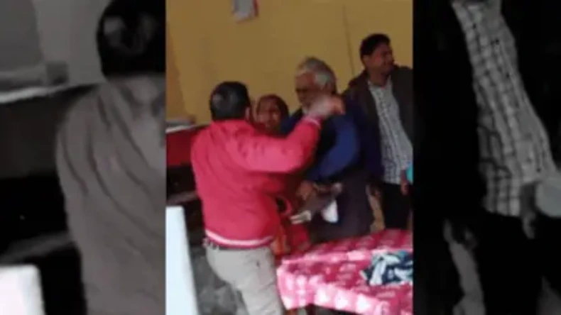 महिला के साथ ऑफिस में कर डाला ऐसा काम… शर्म की सारी हदें पार, देखकर झुक जाएंगी आंखें