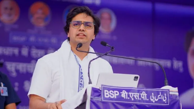 ‘भारतीय प्रवासियों से आतंकियों जैसा सुलूक… मोदी मौन क्यों’ सरकार पर बरसे मायावती के भतीजे आकाश