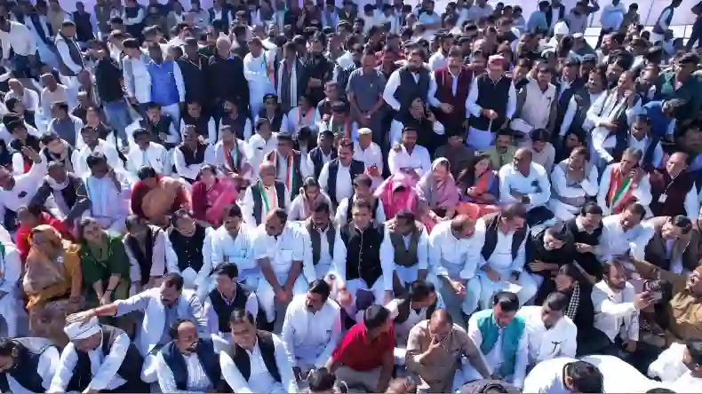दीदी बोलने पर घमासान जारी, कांग्रेस विधायकों को सदन में जाने से रोका