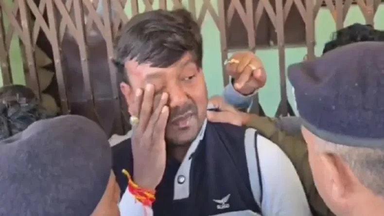 शिक्षक ने बाथरूम में छात्रा साथ किया गंदा काम, गांववालों ने कर दी पिटाई