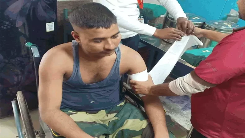 बांग्लादेशियों की जुर्रत देखिए! लाठी-डंडे और वायर कटर लेकर BSF जवानों पर कर दिया अटैक, गोलियों से भी नहीं डरे कट्टरपंथी