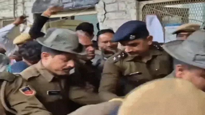 हिंदू बच्चियों से बलात्कार करने वाले 4 मुसलमानों को लोगों ने घेरा, बचाती रह गई पुलिस और वकीलों ने कोर्ट में ही कूट दिया