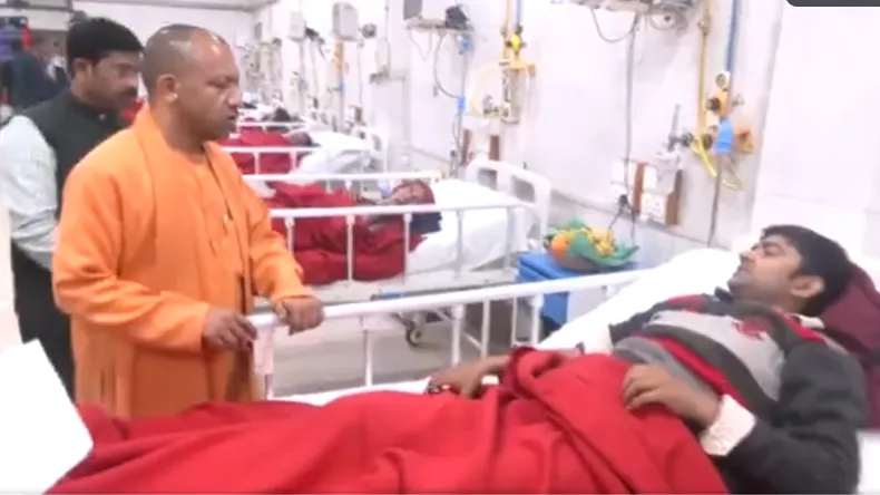 योगी जी हमारे आइकॉन हैं…भगदड़ के पीड़ितों से मिलने पहुंचे CM योगी, घायल युवक ने कह दी ऐसी बात वीडियो हुआ वायरल