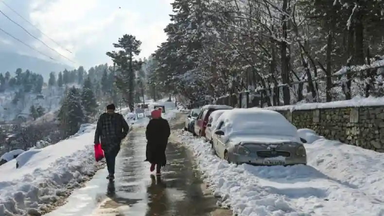दिल्ली NCR में बारिश के बाद बढ़ी ठंड, कश्मीर-हिमाचल में बर्फबारी, जानें आज का Weather Update