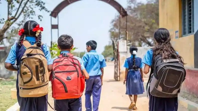 दिल्ली में 12 फरवरी को सभी स्कूल और सरकारी दफ्तर रहेंगे बंद, UP में भी 14 फरवरी तक चलेगी ऑनलाइन पढ़ाई