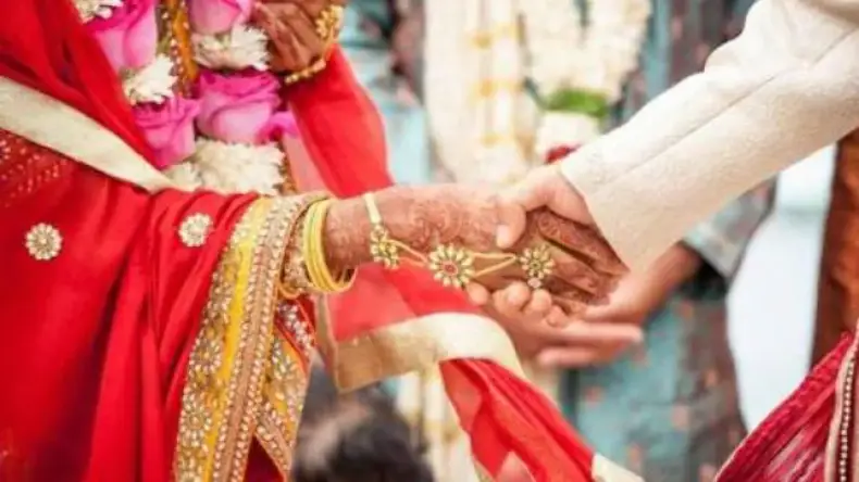 शादी के दिन नशे में धुत पहुंचा दूल्हा, दुल्हन की बजाए दोस्त को पहना दी वरमाला, फिर कर डाली ऐसी मांग…