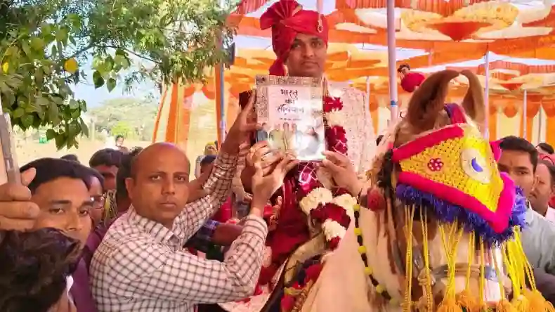 दूल्हे के शादी में 145 पुलिसकर्मी बने बाराती, इंस्पेक्टर ने चलाई कार