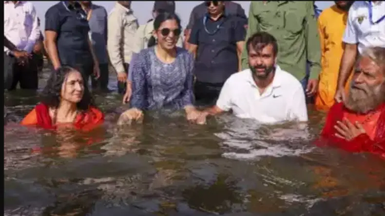 ईशा अंबानी ने पति संग मां गंगा में लगाई डुबकी, तस्वीरें वायरल