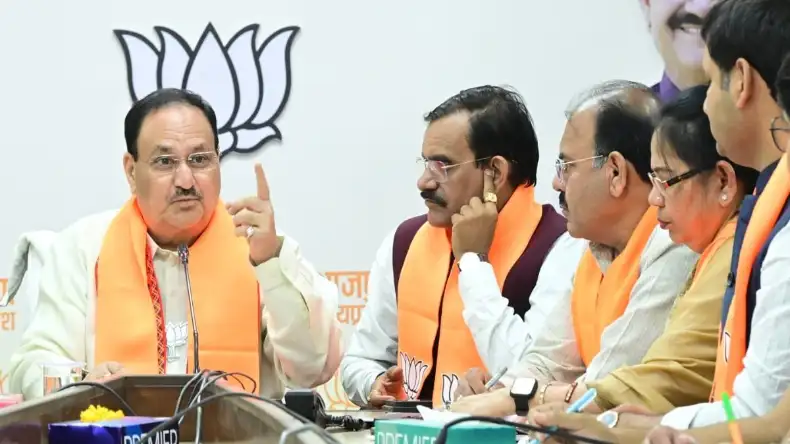 दिल्ली में वोटिंग के बीच भाजपा में मचा हड़कंप! आनन-फानन में जेपी नड्डा ने बुलाई बड़ी बैठक
