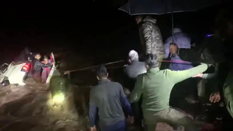 जम्मू-कश्मीर के पुंछ में हुआ बड़ा हादसा, नदी में जा गिरी कार, 7 लोग घायल