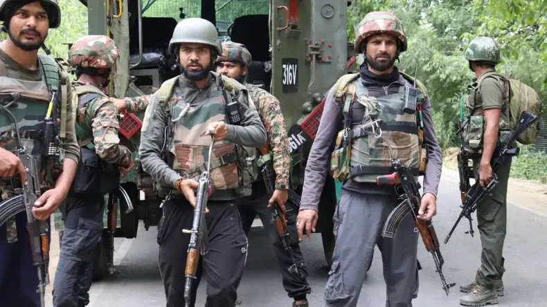 देश से गद्दारी करके आतंकियों का साथ दे रहा था फिरदौस, 3 सरकारी कर्मचारी के खिलाफ कश्मीर में बड़ा एक्शन