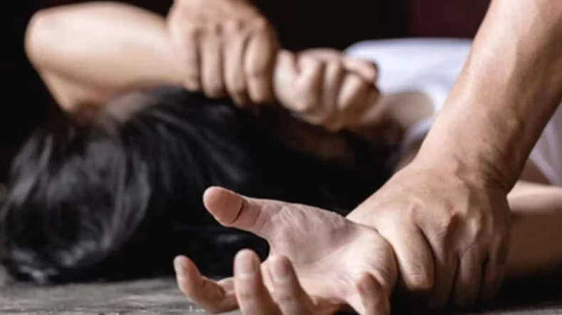 माता ही बनी कुमाता….पहले खुद प्रेमी से बनाए संबंध, फिर उसी से बेटी का कराया बलात्कार, दर्द की चीखें सुन बंद कर लिए कान