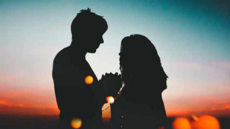 वैलेंटाइन डे से पहले हुई लठ की पूजा, जहां भी सोना-बाबू करते दिखें युवक-युवती…